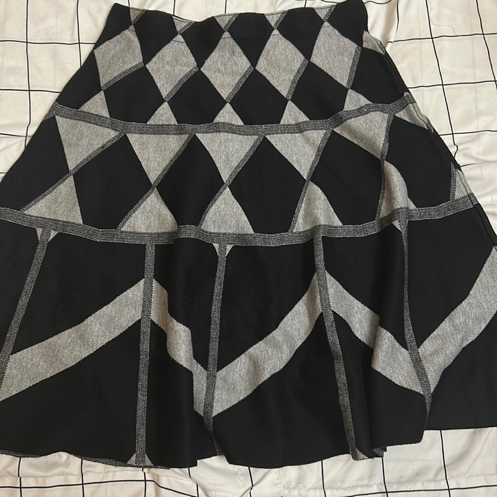 Sioni Womens S. Gray and black mid length skirt.